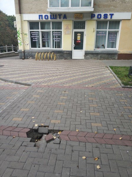 У Луцьку посеред тротуару провалилася бруківка. ФОТО