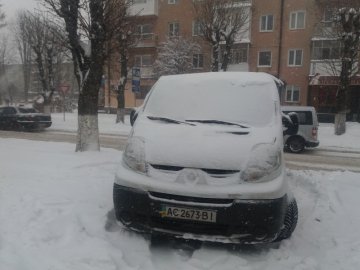 У Луцьку біля вокзалу бус перегородив тротуар