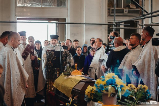 «Історія, яку ми не повинні забувати». У Луцьку віддали останню шану двом захисникам. ФОТО 