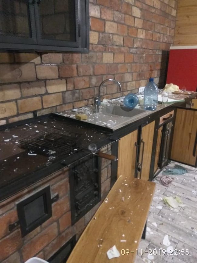 На Волині компанія юнаків розтрощила все у будиночку, де святкувала день народження. ФОТО 