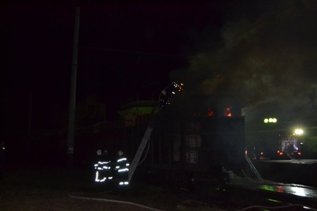 На рівненському вокзалі горів потяг. ФОТО