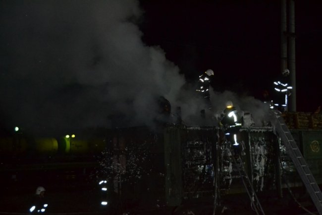 На рівненському вокзалі горів потяг. ФОТО