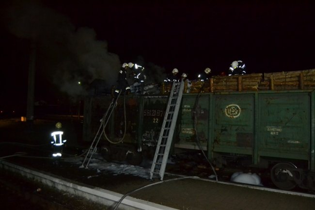 На рівненському вокзалі горів потяг. ФОТО
