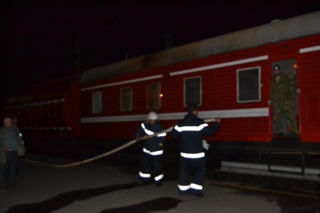 На рівненському вокзалі горів потяг. ФОТО