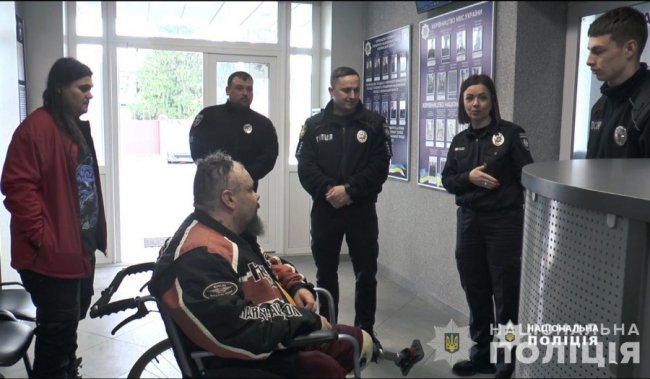 Під Бахмутом втратив обидві ноги: воїн з Луцька протестував на інклюзивність та доступність відділення поліції