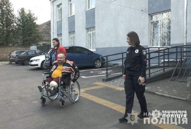 Під Бахмутом втратив обидві ноги: воїн з Луцька протестував на інклюзивність та доступність відділення поліції