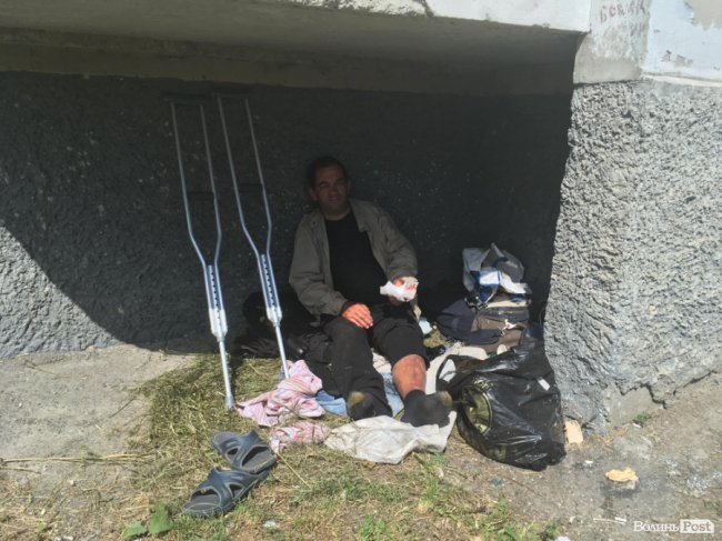 Безхатько з-під сходів луцького будинку знову живе на вулиці. ФОТО