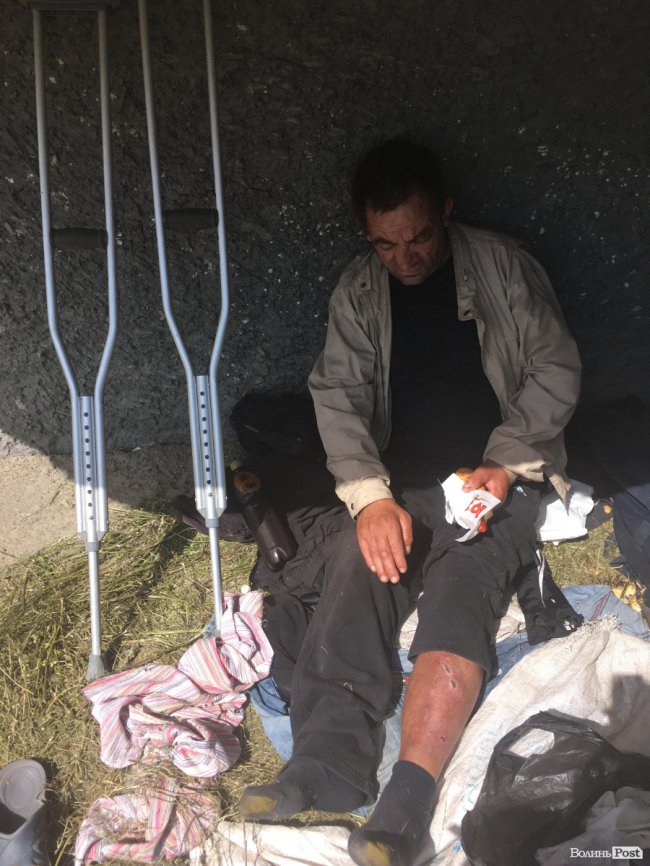 Безхатько з-під сходів луцького будинку знову живе на вулиці. ФОТО