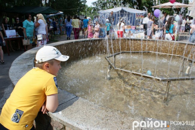 Народні гуляння у місті на Волині. ФОТО