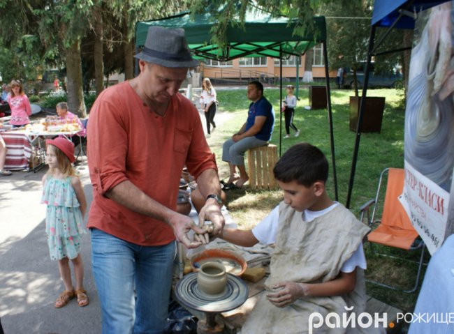 Народні гуляння у місті на Волині. ФОТО