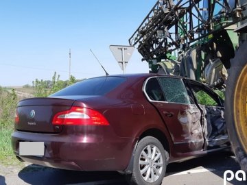 Під Луцьком –  аварія: легковик влетів у самохідний обприскувач. ФОТО