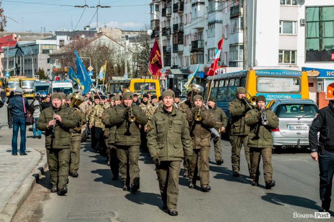 У Луцьку ходою і молитвами вшанували мужність та героїзм добровольців. ФОТО
