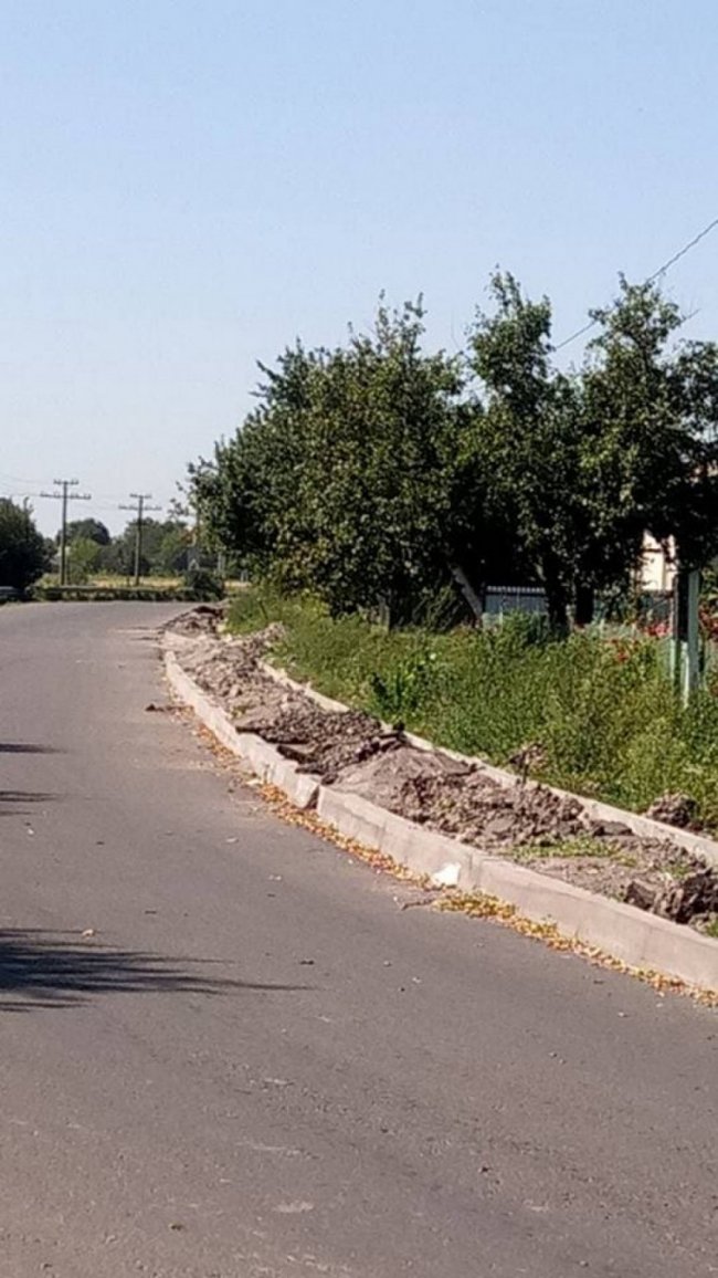 У місті на Волині після ремонту дороги «забули» зробити тротуар