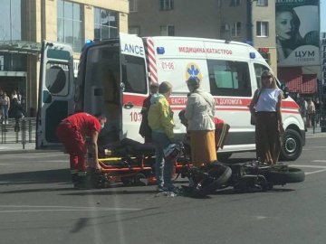Водій таксі збив мотоцикліста у центрі Луцька. ФОТО