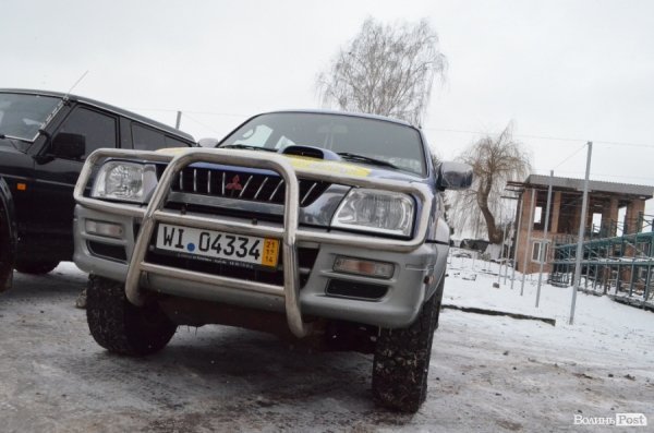 Бійцям «Правого сектору» Волині благодійники подарували позашляховика. ФОТО