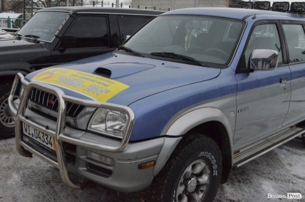 Бійцям «Правого сектору» Волині благодійники подарували позашляховика. ФОТО