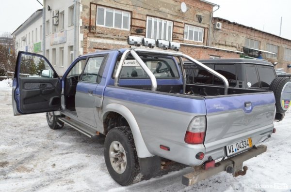 Бійцям «Правого сектору» Волині благодійники подарували позашляховика. ФОТО