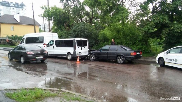 У Луцьку «поцілувались» три автівки. ФОТО. ВІДЕО