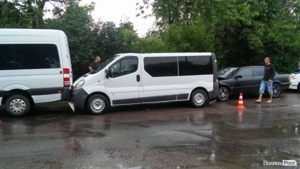 У Луцьку «поцілувались» три автівки. ФОТО. ВІДЕО