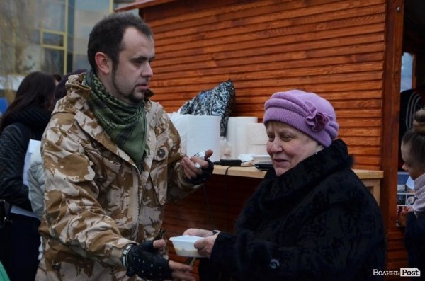 Лучани їли куліш, щоб допомогти волинським військовим. ФОТО