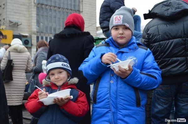 Лучани їли куліш, щоб допомогти волинським військовим. ФОТО