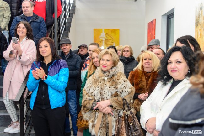 Зі знижками та цінними подарунками: у Луцьку грандіозно відкрилий шоурум меблів і декору «МакКо»*