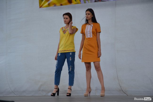 У центрі Луцька дефілювали моделі у вишиванках. ФОТО
