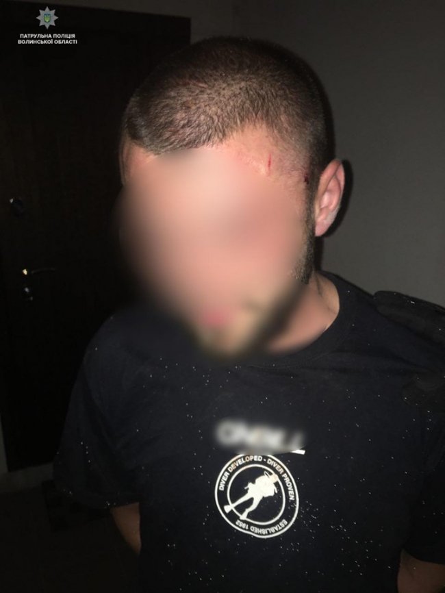 У Луцьку затримали чоловіка, який побив співмешканку та поліцейського. ФОТО. ВІДЕО