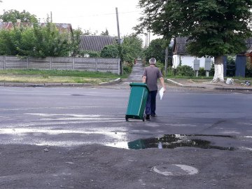 В очікуванні штрафів: лучани скуповують індивідуальні смітники