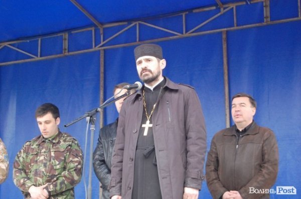 Також присутні під час віча помолилися