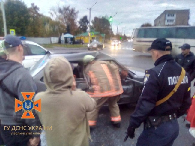 На Волині рятувальники деблокували з автомобіля жінку, яка травмувалася в ДТП