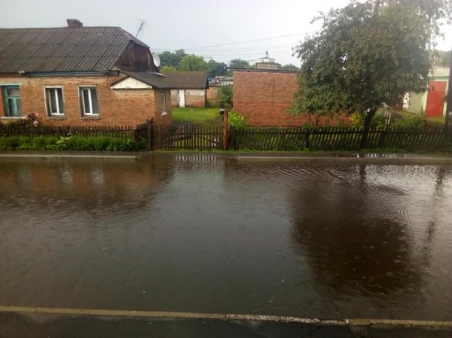 У волинському місті затопило вулицю. ФОТО
