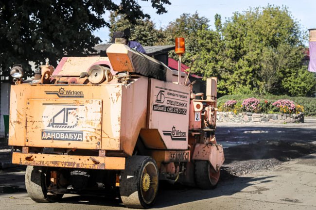 У місті на Волині птахофабрика розпочала ремонт дороги