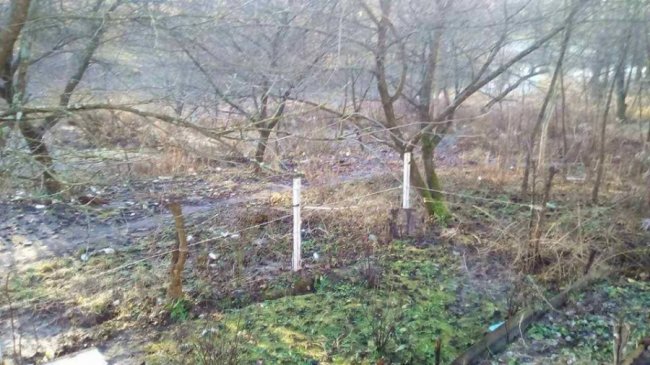 У Луцьку муніципали чистять берег Сапалаївки від старих парканів. ФОТО