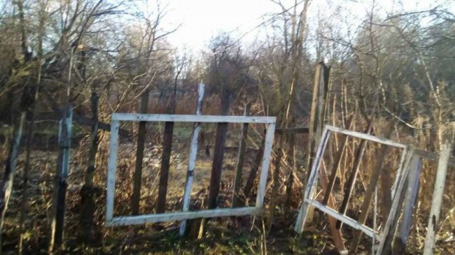 У Луцьку муніципали чистять берег Сапалаївки від старих парканів. ФОТО