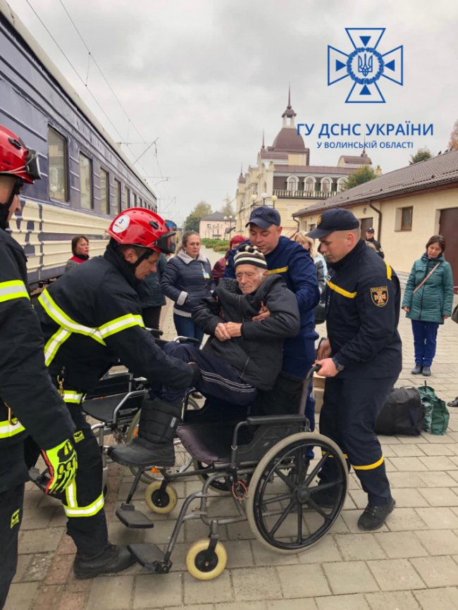 До Луцька з Харківщини евакуювали жителів геріатричного пансіонату. ФОТО