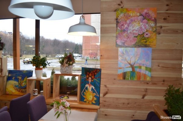 У Луцьку - аукціон картин, гроші з якого витратять на спорядження для Майі Москвич. ФОТО