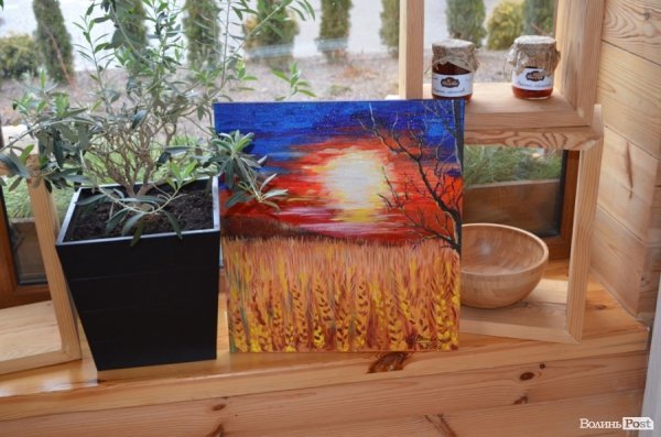 У Луцьку - аукціон картин, гроші з якого витратять на спорядження для Майі Москвич. ФОТО