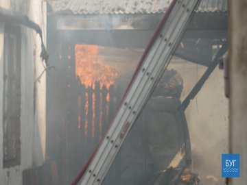 У Володимирі горів приватний будинок та гараж. ФОТО. ВІДЕО