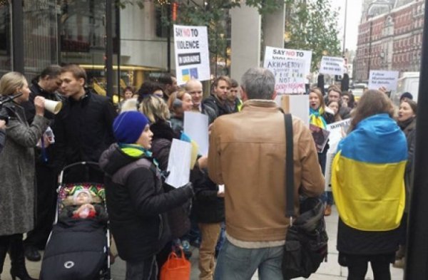 Євромайдан «знайшов» Ахметова навіть в Лондоні