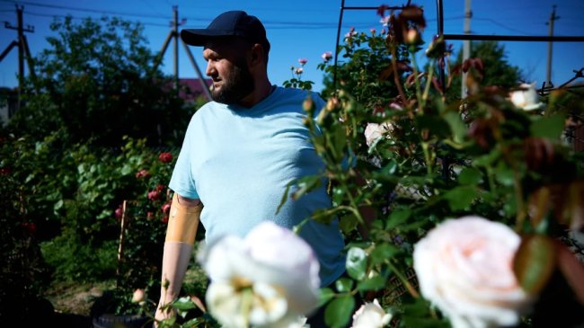 «Людина гине, а ти її все одно любиш»: війна забрала його Наталю, і Олексій садить в пам'ять про неї троянди на Волині