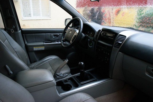 Мер Луцька передав військовослужбовцям чотири позашляховики та тепловізор