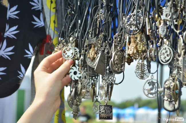 Від і до: які і за скільки сувеніри везуть з «Бандерштату». ФОТО