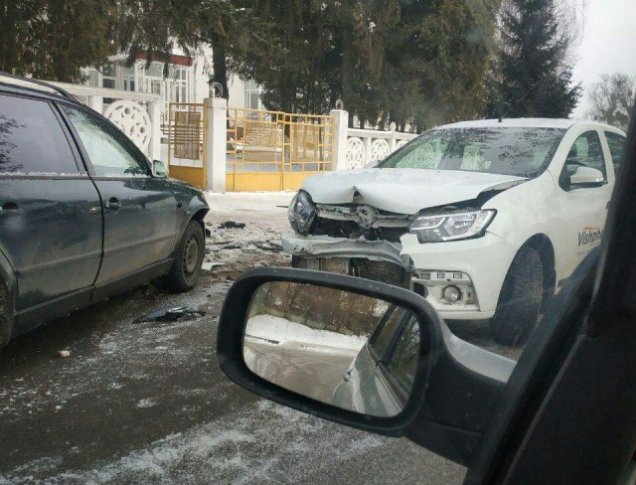 Лоб в лоб: у Луцьку на Шевченка влупилися дві машини. ФОТО