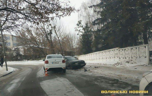 Лоб в лоб: у Луцьку на Шевченка влупилися дві машини. ФОТО