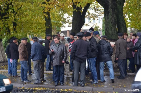 Робітники «Луцьктепла» перекрили дорогу перед міськрадою.ФОТО