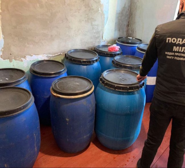 Поблизу Луцька «бізнесмен» організував підпільний цех фальсифікованого алкоголю.ФОТО