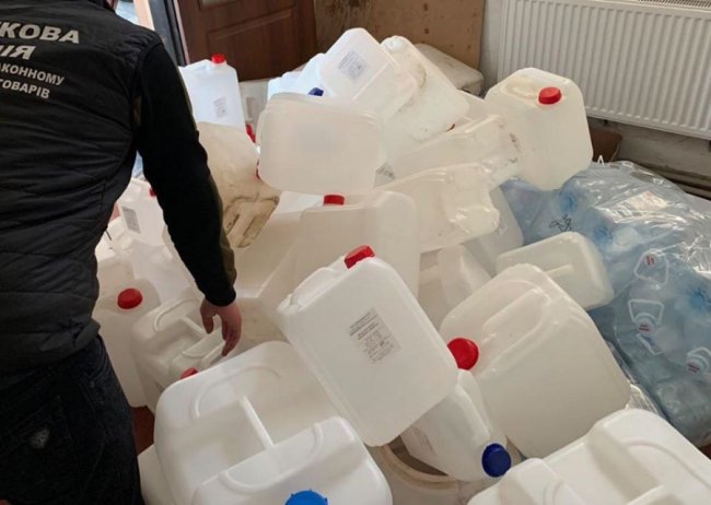 Поблизу Луцька «бізнесмен» організував підпільний цех фальсифікованого алкоголю.ФОТО