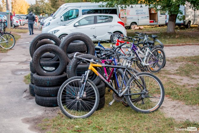  «Барахолка» луцького авторинку: що продають, окрім машин. ФОТО