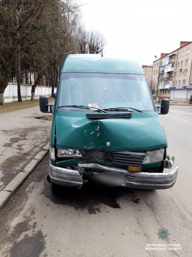 У Луцьку п'янючий водій на бусі збив стовп